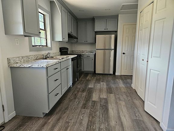 3rd image of 408 Bay Tree Rd
