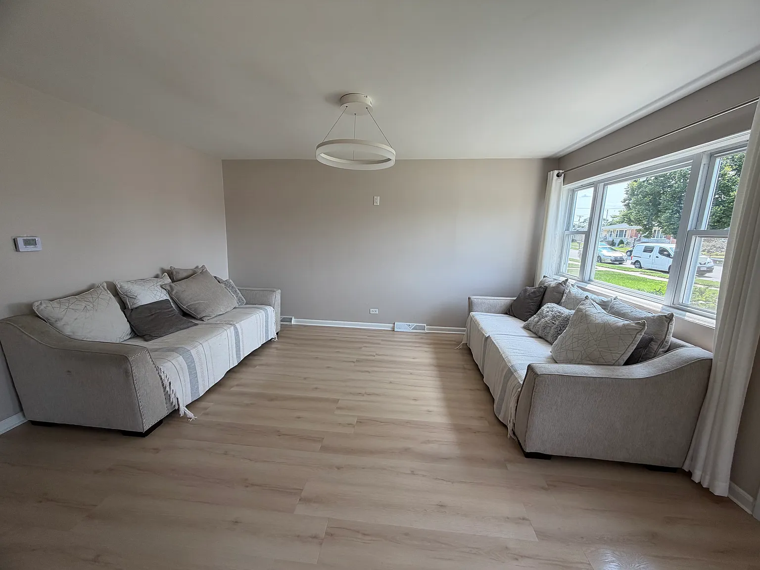 3 bed, 1008 sqft, $2,700 — Photo 3