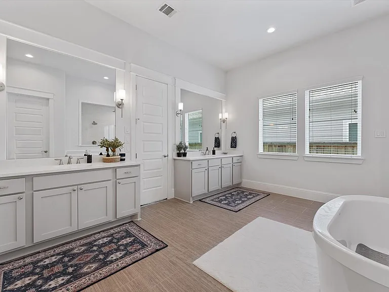 2221 Salt Grass Trl — Photo 34