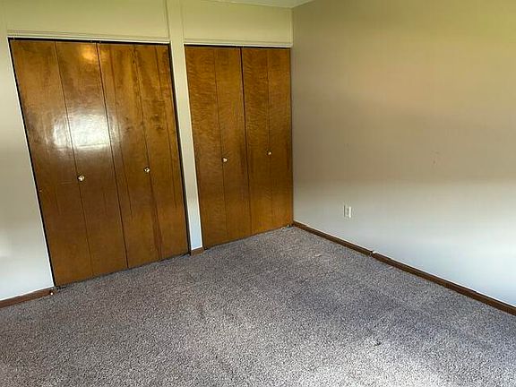 5th image of 905 Village Ln