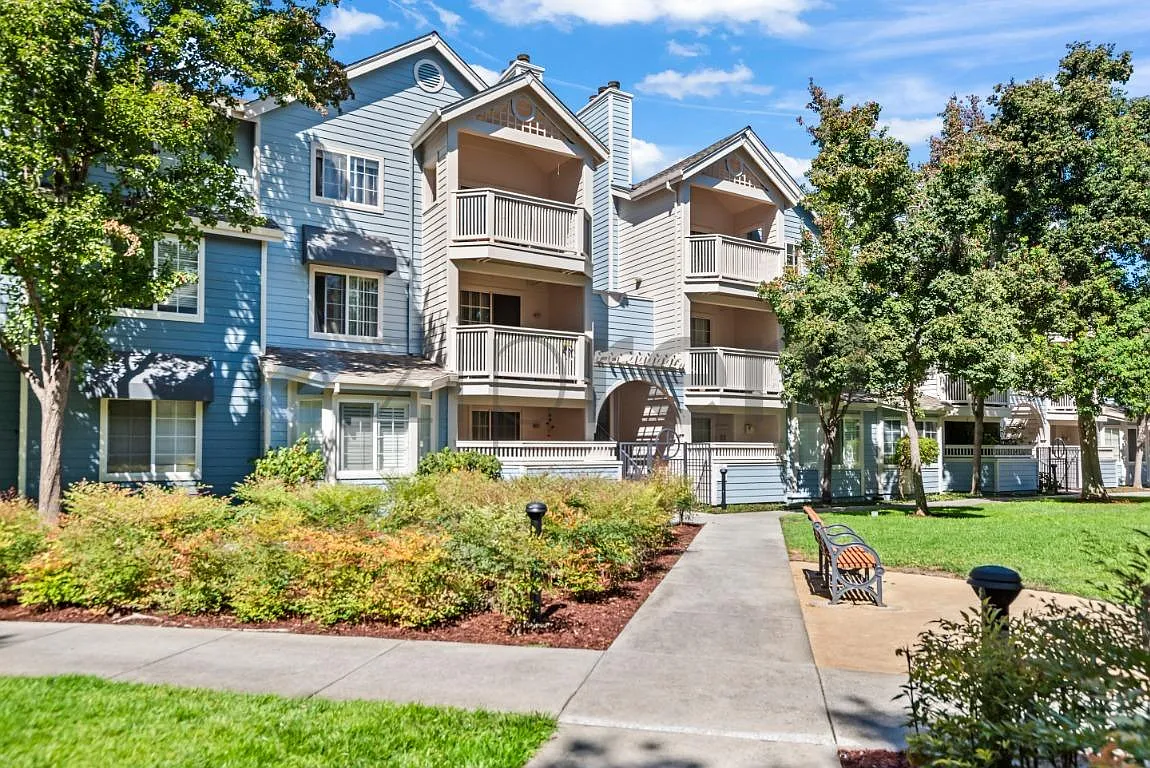 2 bed, 1100 sqft, $4,250 — Photo 1