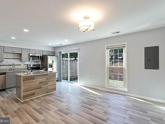 Eat-In Kitchen