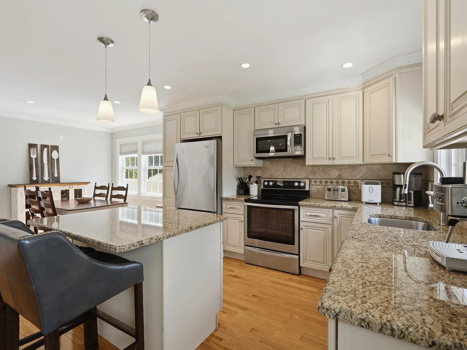 3 bed, 1920 sqft, $3,350 — Photo 2