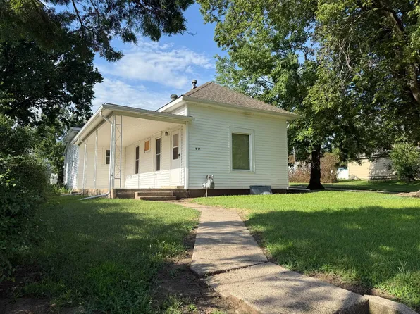 811 W 3rd St, Beloit, KS 67420