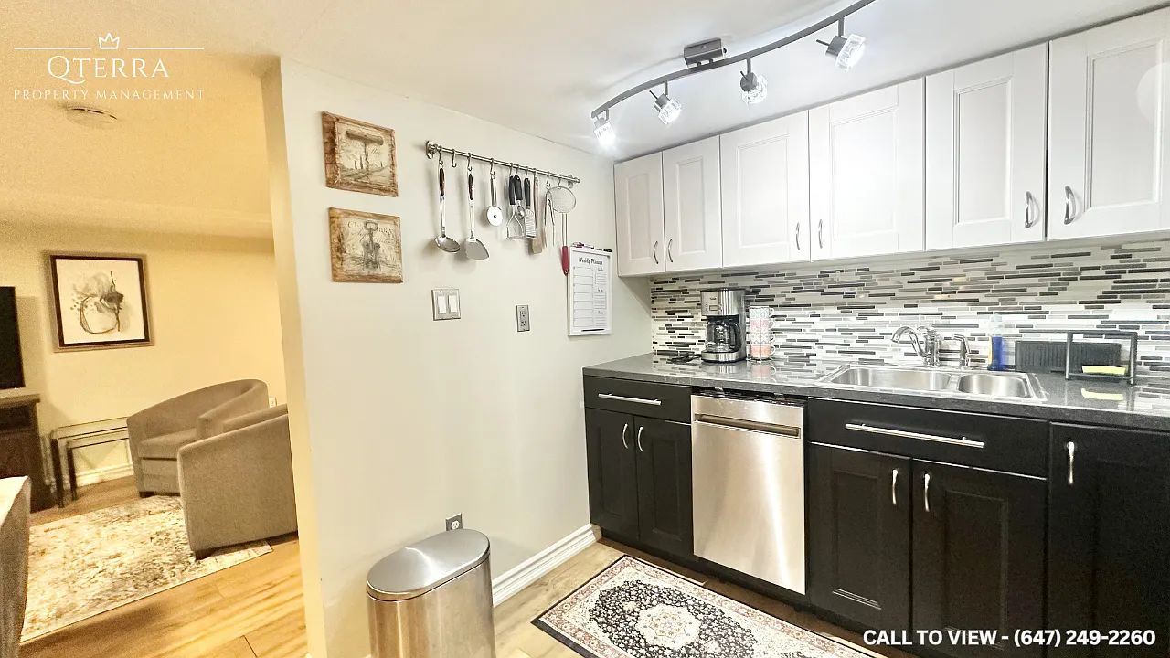 58 S Kingsway, Toronto, Ontario M6S 3T3 — Photo 4