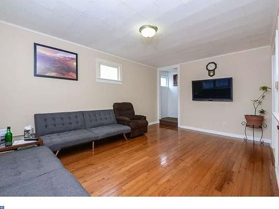 4th image of 105 White Horse Ave