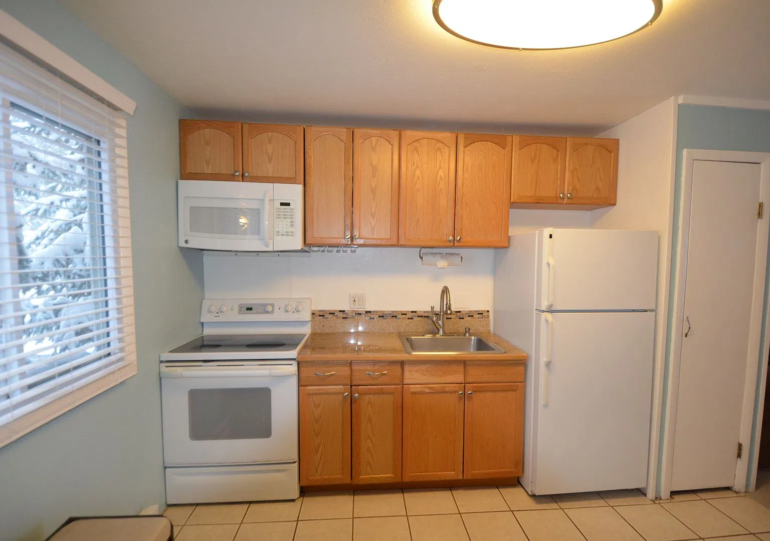 Blue River Condo! Bus route and additional storage! Year lease! Unfurnished — Photo 3
