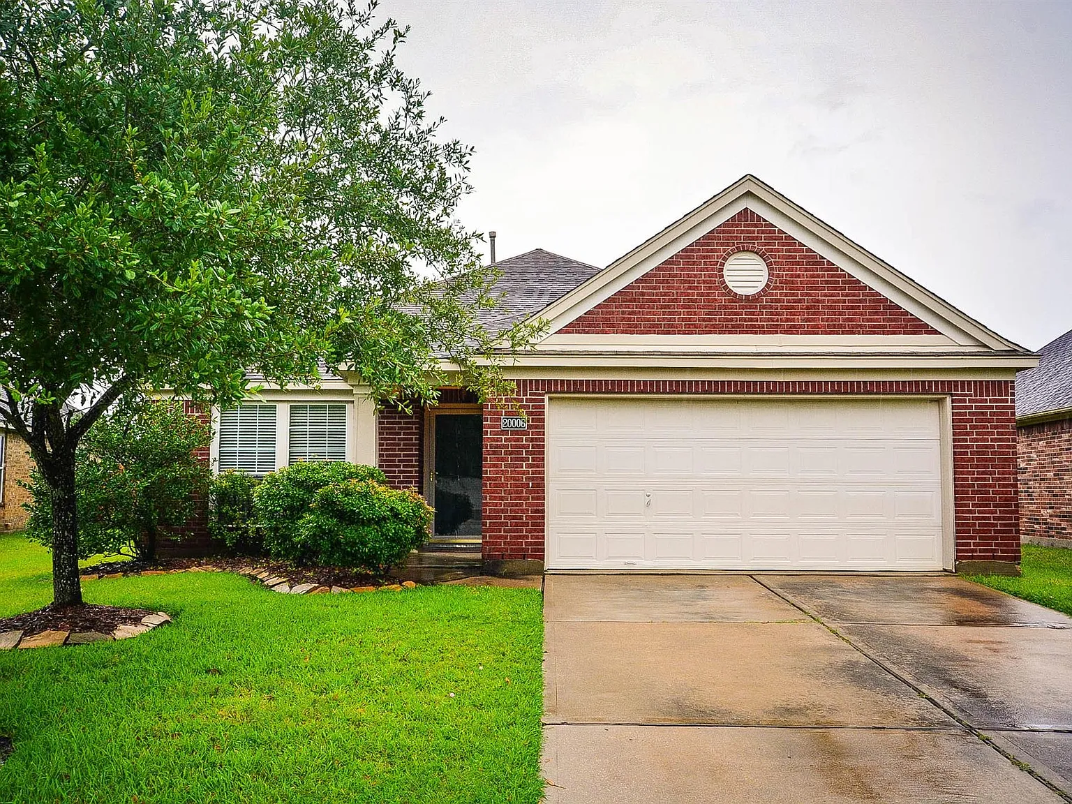 4 bed, 2.0 bath, 2055 sqft, $2,100 — Photo 2