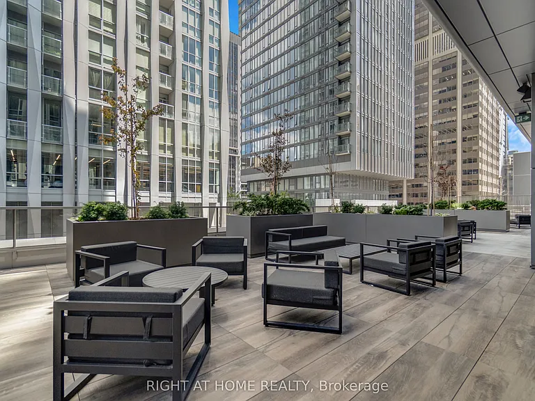11 Yorkville Ave #2113 — Photo 25