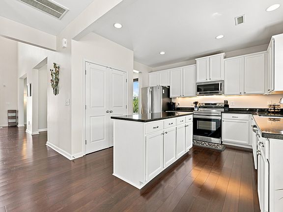 4th image of 124 Rosebud Ln