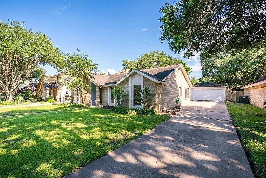 4 bed, 3.0 bath, 2218 sqft, $2,300 — Photo 3