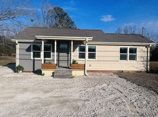 714 S Smith St, Burgaw, NC 28425