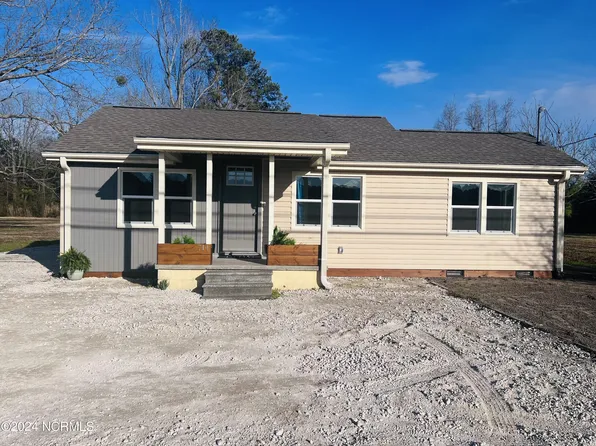 714 S Smith Street, Burgaw, NC 28425
