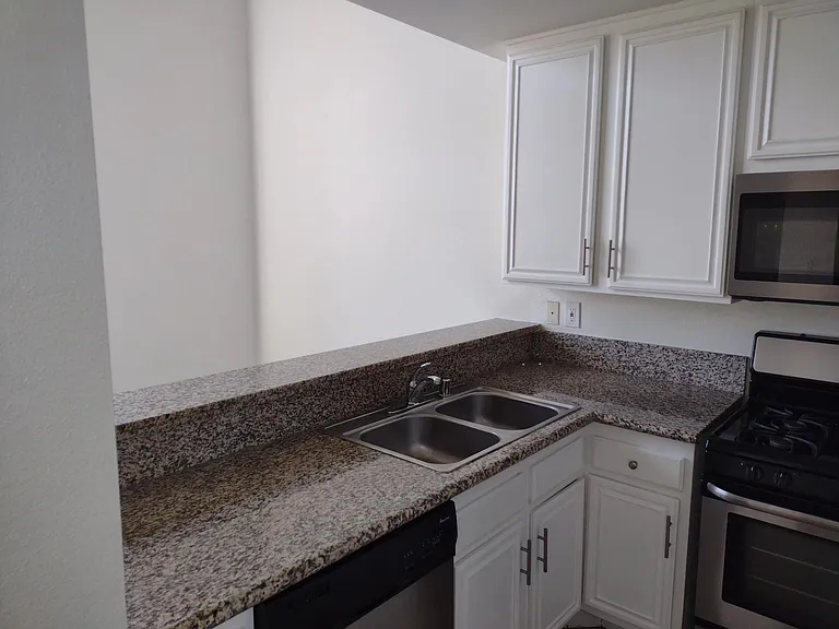 4343 Mammoth Ave #8 — Photo 4