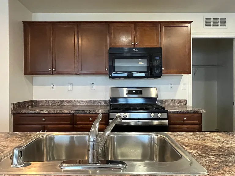 160 Yosemite Ave — Photo 5