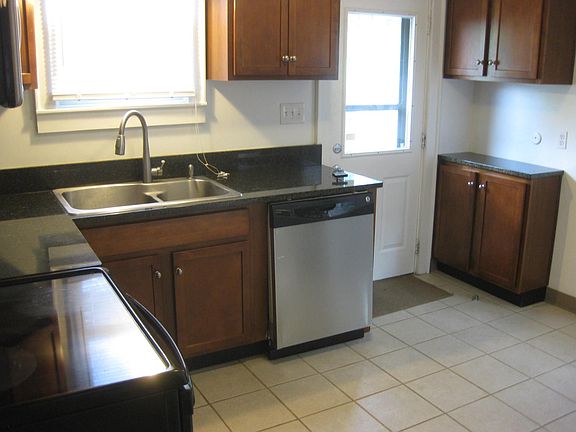 good cabinet space and ss dishwasher