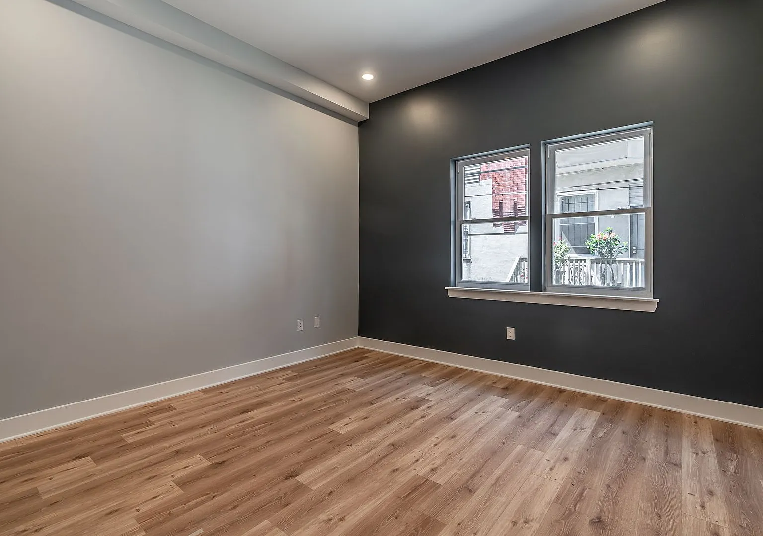 1728 Memorial Ave — Photo 2