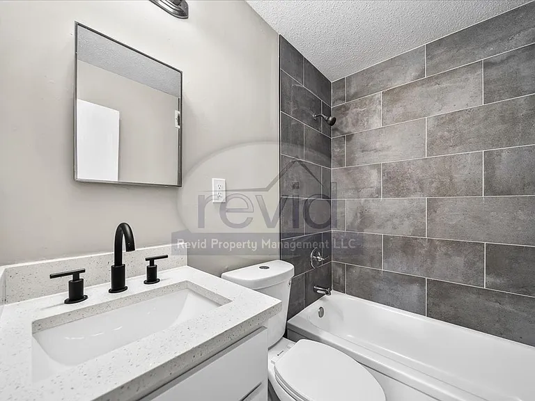 708 Hastings — Photo 38