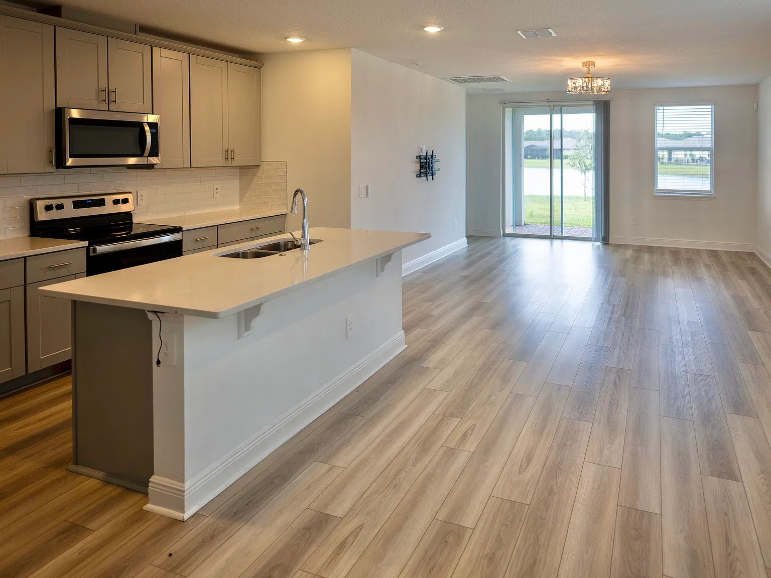 4 bed, 2.5 bath, 2460 sqft, $2,800 — Photo 4