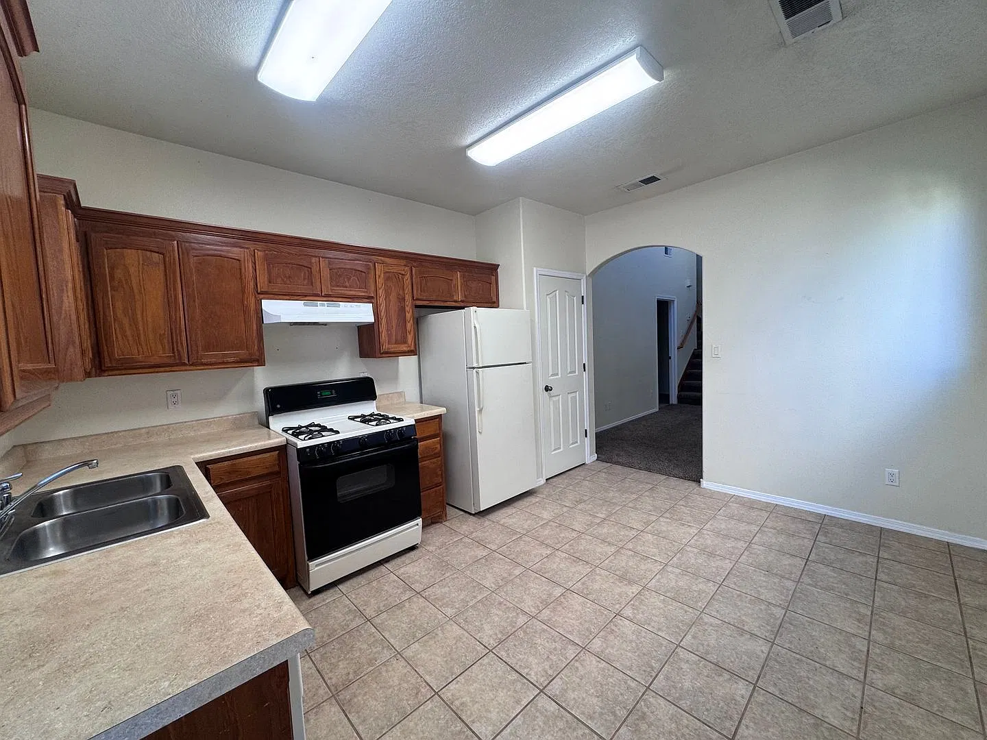 Spacious Townhome in Spanish Sun HOA — Photo 4