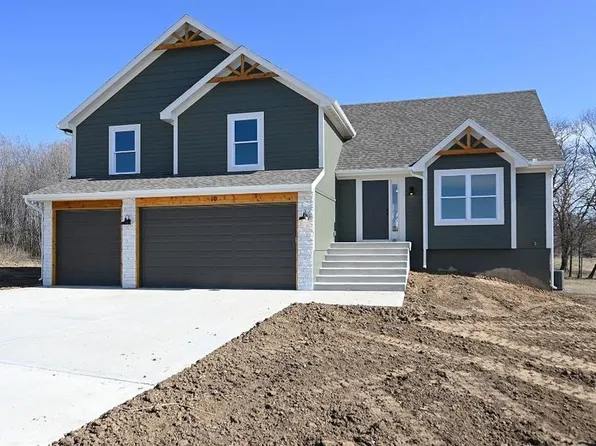 102 Wagers Cir, Dearborn, MO 64439