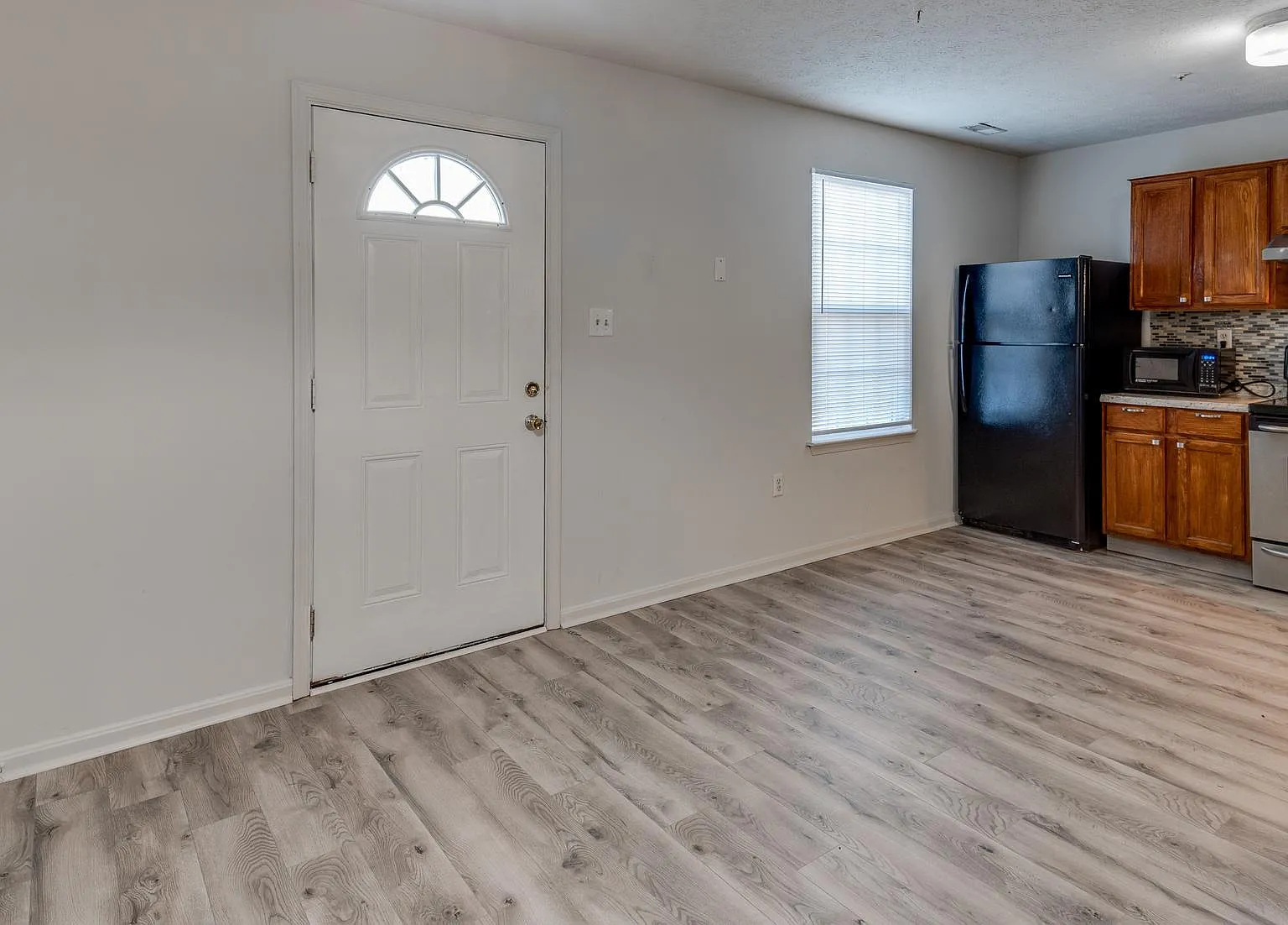3 bed, 1.5 bath, 1240 sqft, $2,000 — Photo 2