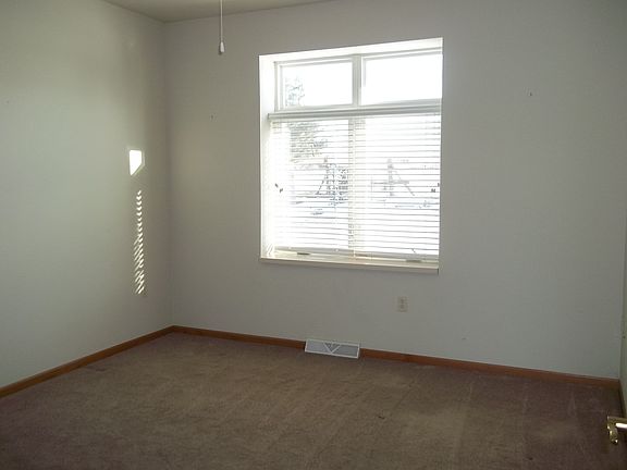 3rd image of 326 Southlake Cir