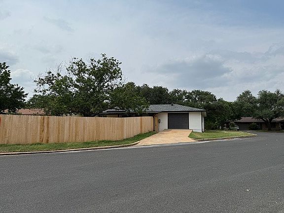2nd image of 323 Broadmoor Dr