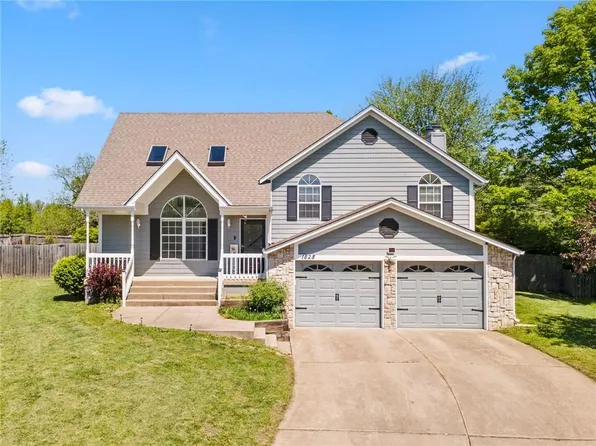 1828 NE Burgandy Cir, Lees Summit, MO 64086