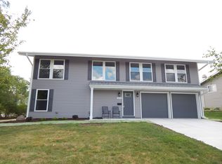 1695 Kingsdale Rd, Hoffman Estates, IL 60169