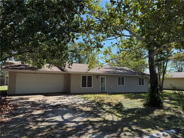 303 McAtee Dr, Iola, KS 66749