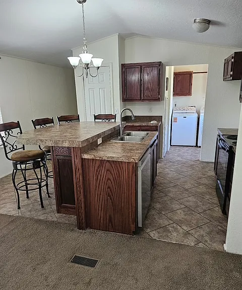 103 E Eckhart Ave — Photo 2