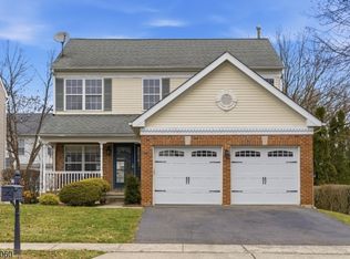 385 Hamilton Dr, Stewartsville, NJ
