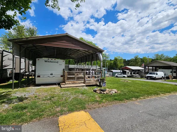 21 Campfire Blvd, Falling Waters, WV 25419