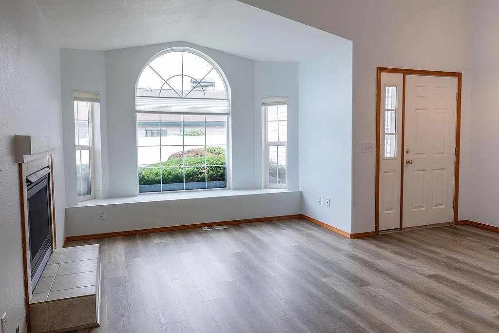 3 bed, 1436 sqft, $2,300 — Photo 3