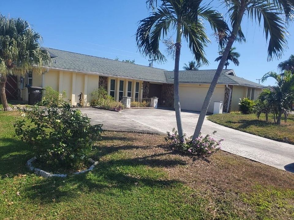 1st image of 900 S Mangonia Cir