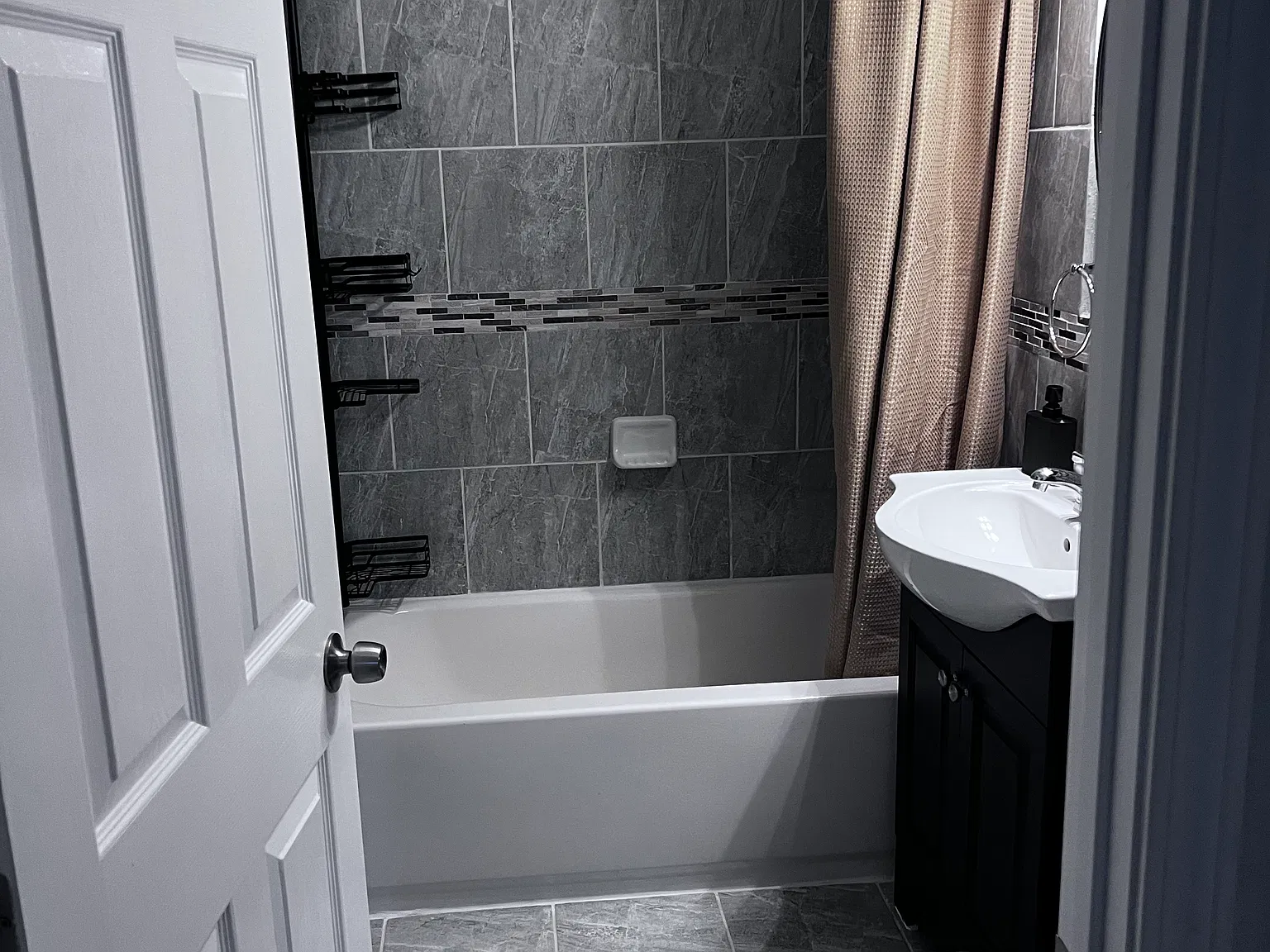 2 bed, 650 sqft, $2,200 — Photo 2