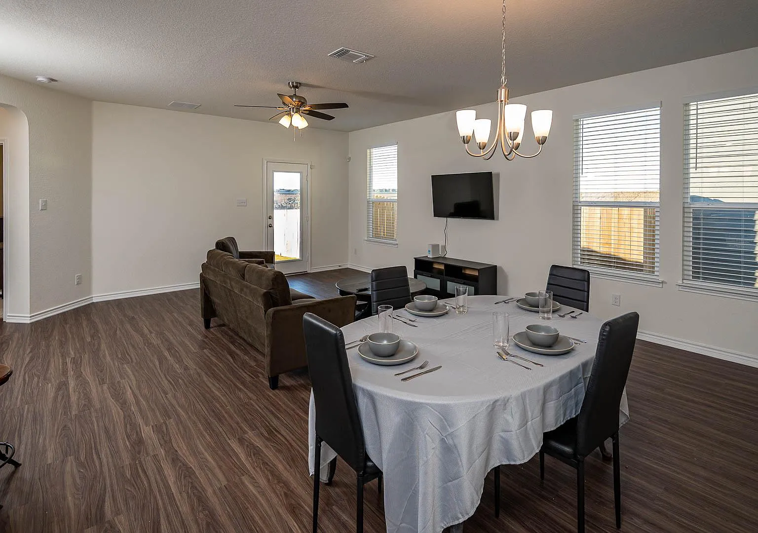4411 Tivoli Dr — Photo 2
