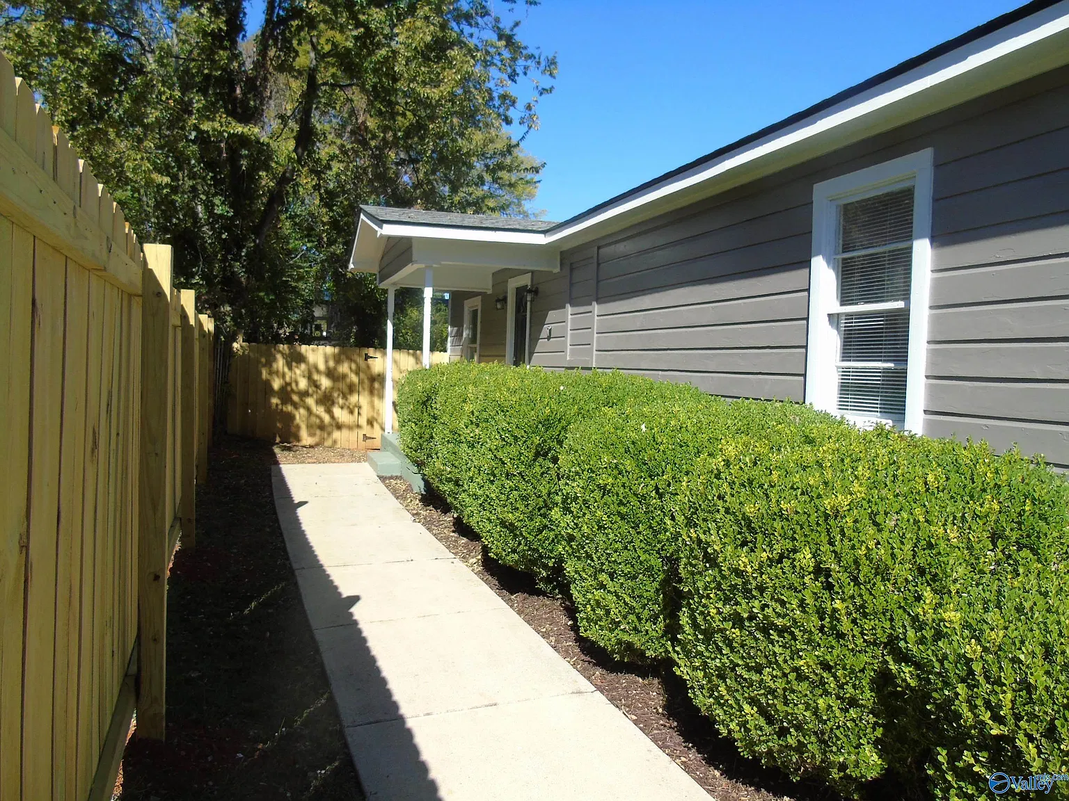 3 bed, 1.0 bath, 1055 sqft, $1,400 — Photo 1