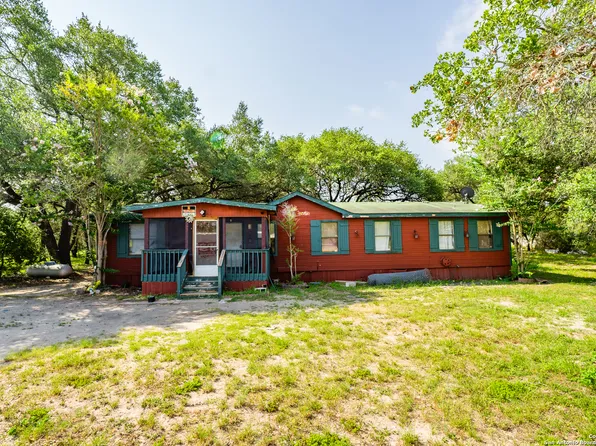 302 Crosscreek Dr, Floresville, TX 78114