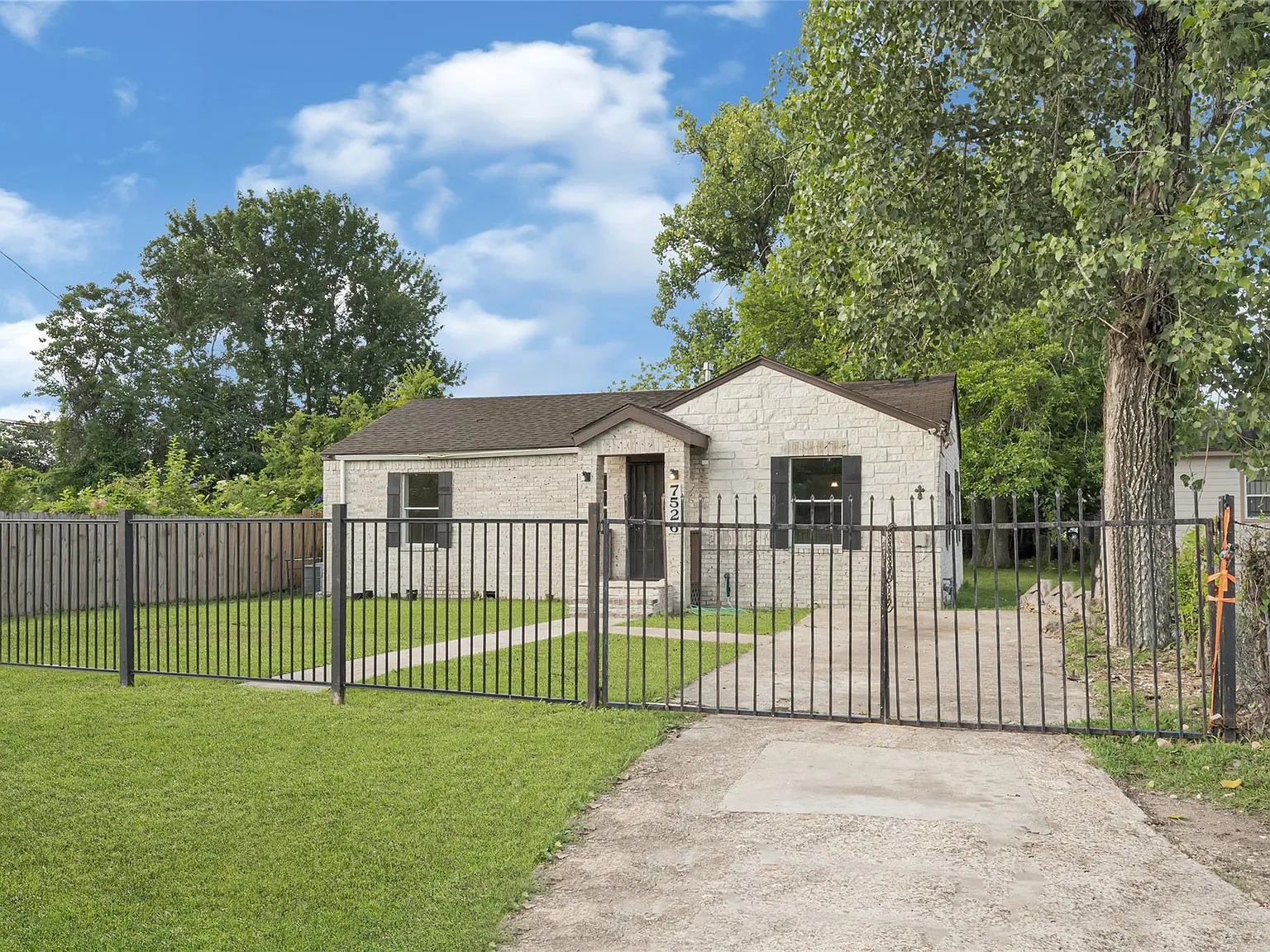 3 bed, 1.0 bath, 940 sqft, $1,500 — Photo 2