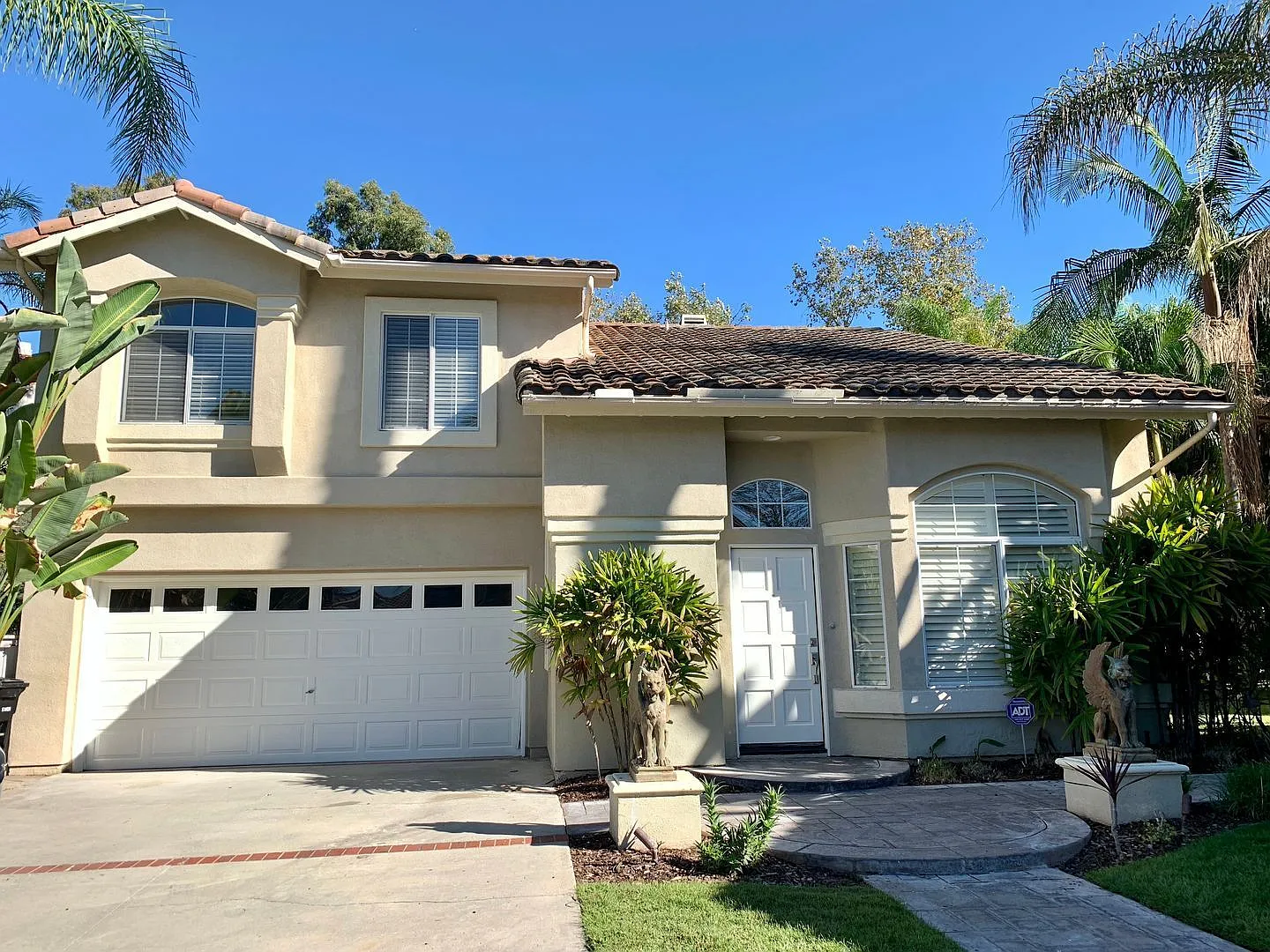 4 bed, 2.5 bath, 2000 sqft, $6,885 — Photo 2