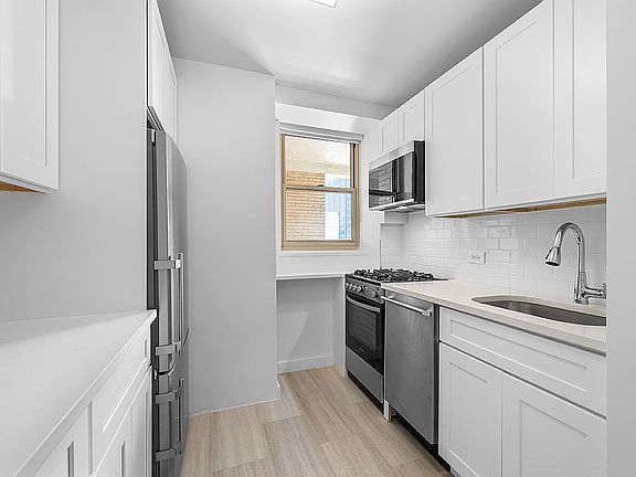 4th image of 300 E 57th St APT 15A