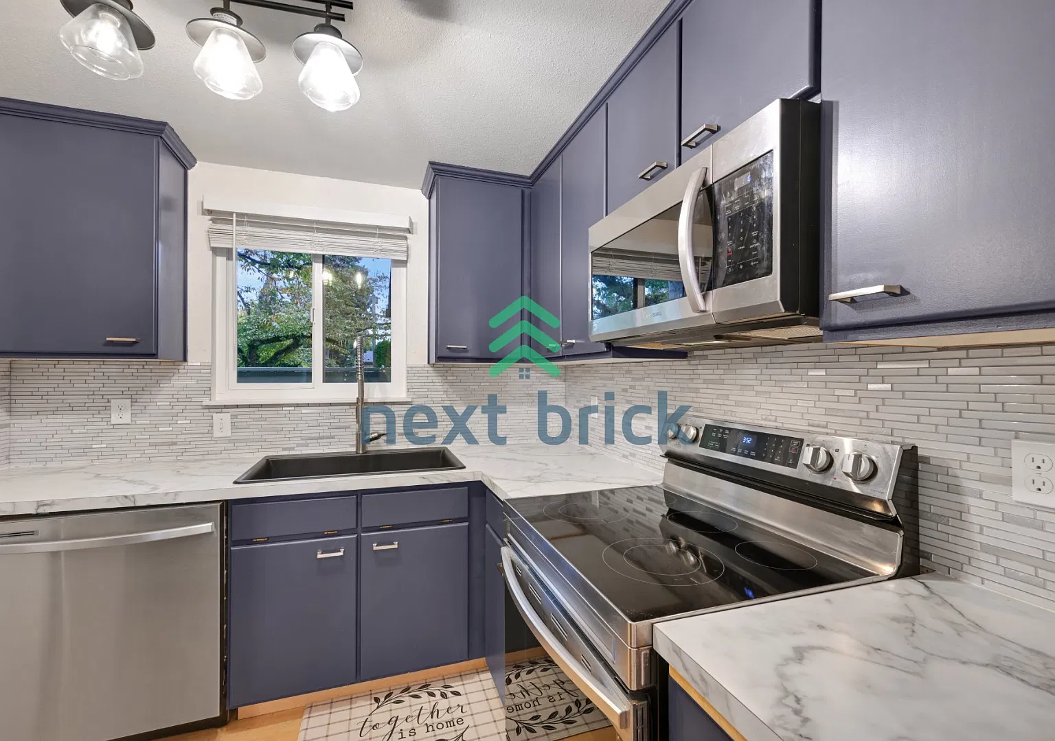 "Charming 2-Bed Townhouse Retreat in Kirkland Cozy Living with 1.5 Baths!" — Photo 4