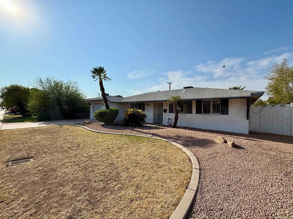 3 bed, 2.0 bath, 1426 sqft, $3,199 — Photo 2