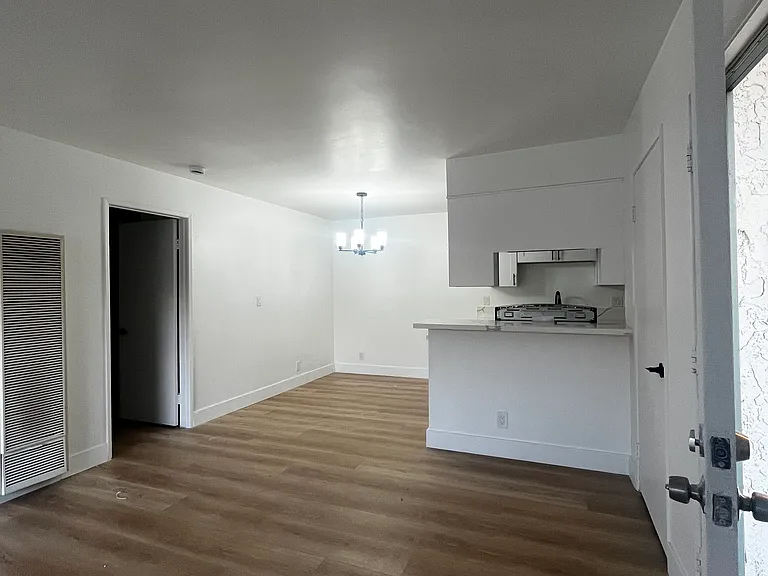 Park West Apartments — Photo 26