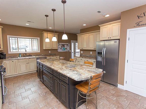 4th image of 124 Five Oaks Ln