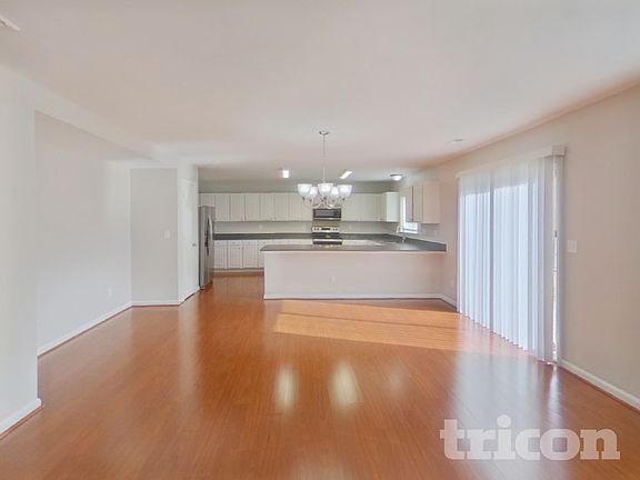 3rd image of 11019 Kinnairds St