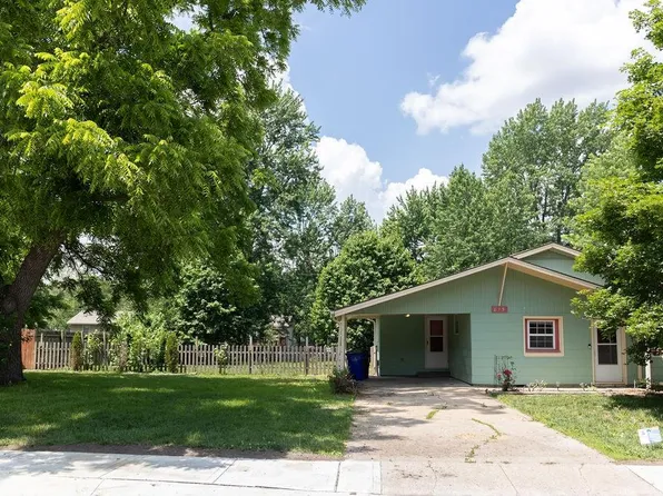 815 N Walker Ln, Olathe, KS 66061