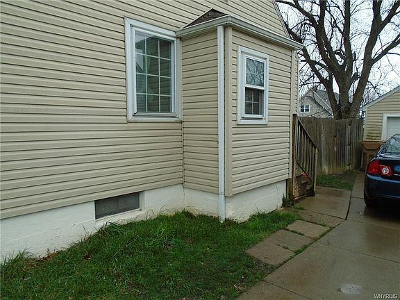 4th image of 205 Chapel Ave